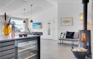 Μια τηλεόραση ή/και κέντρο ψυχαγωγίας στο Cozy Home In Hvide Sande With Sauna