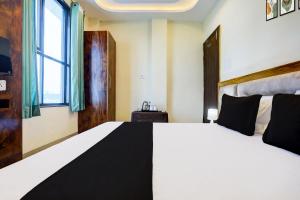 Postel nebo postele na pokoji v ubytování SPOT ON Hotel Shree Ji