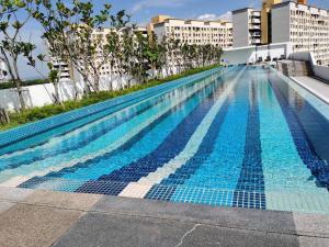 LM HomeyC 3BR Family Suite for 4-14 Pax with Nexflix & Coway Water Purifier内部或周边的泳池