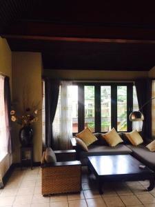 Khu vực ghế ngồi tại Vela House Phuket +22 ảnh