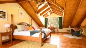 Ένα ή περισσότερα κρεβάτια σε δωμάτιο στο Drummond Park Cottages