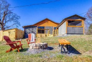 コダックにあるCountry Cabin, Fenced area for pets, Hot Tub, Arcade!!!の裏庭(椅子2脚、テーブル1台、キャビン付)
