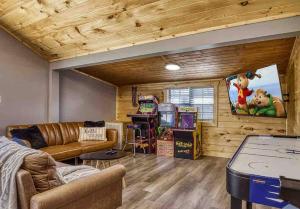 コダックにあるCountry Cabin, Fenced area for pets, Hot Tub, Arcade!!!のリビングルーム(ソファ、卓球台付)