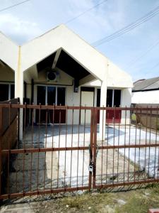a house with a fence in front of it at SZ Berkat Jaya Home Sweet Home in Cukai