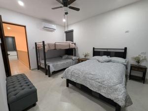 Postel nebo postele na pokoji v ubytování Residencia en Mérida, Yucatán + 26 fotografií