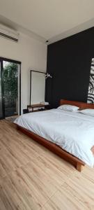 Giường trong phòng chung tại Mercusuar Resort Jepara