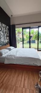Giường trong phòng chung tại Mercusuar Resort Jepara