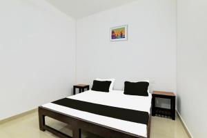 Postel nebo postele na pokoji v ubytování Hotel O Divyata Resorts