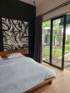 Giường trong phòng chung tại Mercusuar Resort Jepara