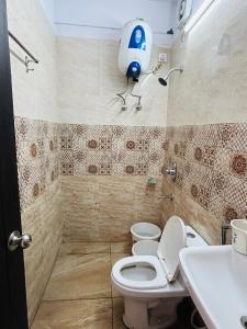 a bathroom with a toilet and a sink at Hotel Rabbit Hut in Dehradun