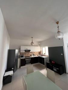 Kuchyň nebo kuchyňský kout v ubytování Central Sliema Stay Cozy for 4 guests, Air-Conditioned, Self Check-In