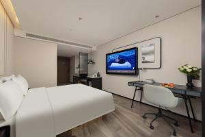Televisyen dan/atau pusat hiburan di Atour Hotel Chengdu Wenjiang Fengxihe Metro Station +1 gambar
