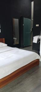 Giường trong phòng chung tại Mercusuar Resort Jepara