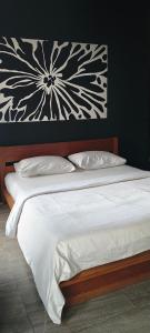 Giường trong phòng chung tại Mercusuar Resort Jepara