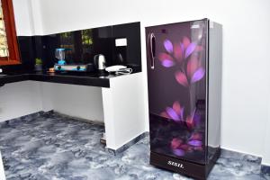 Η κουζίνα ή μικρή κουζίνα στο New Ocean Breeze Retreat