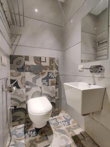 een badkamer met toilet en wastafel bij Hotel Dua Grand A unit of Ajooni Hospitality- 5 Min Walk From Golden Temple in Amritsar