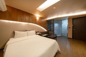 Postel nebo postele na pokoji v ubytování Lime hotel Suwon + 10 fotografií