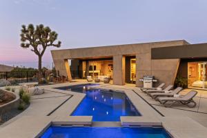 La alberca dentro o cerca de Sandstone by Fieldtrip Modern w Pool Views