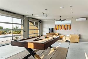 Un lugar para sentarse en Sandstone by Fieldtrip Modern w Pool Views
