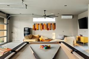 Un lugar para sentarse en Sandstone by Fieldtrip Modern w Pool Views