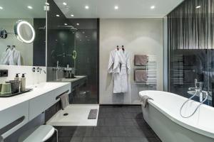 Vannituba majutusasutuses AlpenParks Hotel & Apartment Taxacher