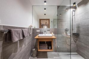 Vannituba majutusasutuses AlpenParks Hotel & Apartment Taxacher
