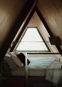 Voodi või voodid majutusasutuse The Eco Cabin Tasmania - Cedar Hot Tub toas