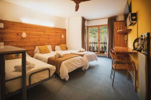 Postel nebo postele na pokoji v ubytování Hotel Restaurant Les Brases + 37 fotografií