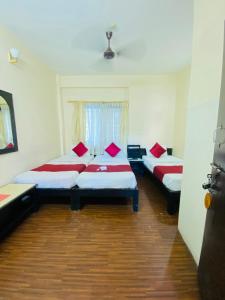 Katil atau katil-katil dalam bilik di Hotel Sarathi