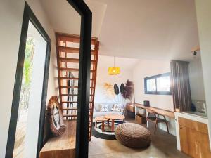 TV a/nebo společenská místnost v ubytování COLIVER - COLIVING A LA RÉUNION