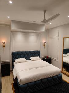 バンガロールにあるElegance & Comfort near MG Roadの大きなベッドと鏡のある寝室