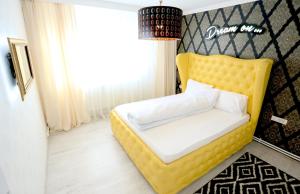 ガラツィにあるSOHO Apartment near CERONAVの窓付きの部屋の黄色いベッド1台