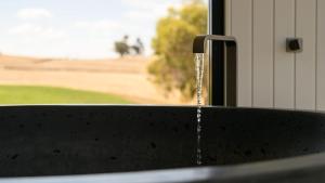 EdgecombeにあるFassway Farmの蛇口から出る水流し +62枚の写真