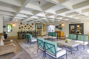 希尔兹堡The Lodge at Healdsburg, Tapestry Collection by Hilton的餐厅内带桌椅的等候室