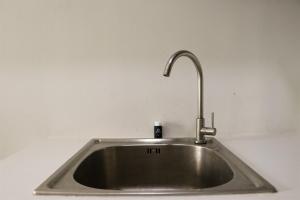 fregadero de acero inoxidable con grifo en Elegant and Comfy Studio at Daan Mogot City Apartment By Travelio, en Yakarta 6 fotos más