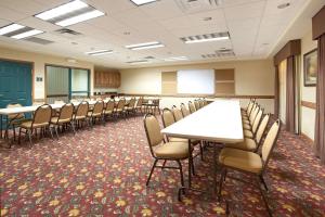 a room with rows of tables and chairs in a classroom at Country Inn & Suites by Radisson, Boise West - Meridian in Meridian +43 photos