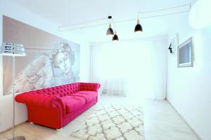 ガラツィにあるSOHO Apartment near CERONAVのリビングルームの赤いソファ
