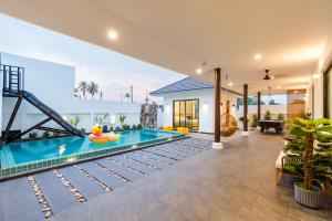 einen Innenpool mit Rutsche in einem Haus in der Unterkunft Full moon Bay hua hin Cha-am in Sathani Huai Sai Tai