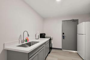 Kuchyň nebo kuchyňský kout v ubytování Comfort Inn Conroe