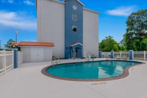 Bazén v ubytování Comfort Inn Conroe nebo v jeho okolí