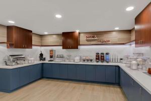 Kuchyň nebo kuchyňský kout v ubytování Comfort Inn Conroe