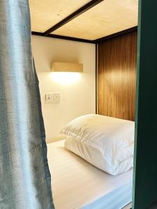 Letto o letti in una camera di Jiran Hostel Kota Kinabalu