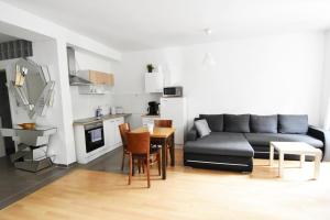 ein Wohnzimmer mit einer Couch und einem Tisch in der Unterkunft Dorya am Ring in Köln