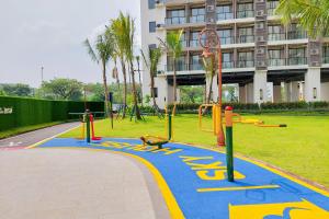 plac zabaw w parku przed budynkiem w obiekcie Elegant and Strategic 2BR Sky House BSD Apartment By Travelio w mieście Tangerang