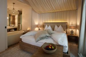 una camera da letto con un letto grande e una vasca da bagno di Bad Bubendorf Design & Lifestyle Hotel a Bubendorf