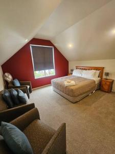 ロトルアにあるKea Chalet Villa, 3-bedroom,の広いベッドルーム(ベッド1台、ソファ付)