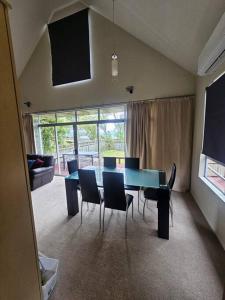 ロトルアにあるKea Chalet Villa, 3-bedroom,のダイニングルーム(青いテーブルと椅子付)