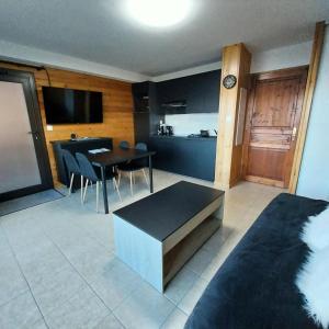 a living room with a table and a kitchen at Résidence Joubelle - Joli chalet de 4 couchages avec une superbe vue a Réallon station JOUB8-1 MAE-5491 in Réallon