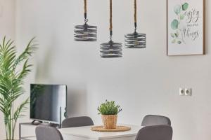 Un comedor con una mesa con sillas y un televisor. en Zentral und ruhig Netflix Balkon Parkplatz, en Bruchsal