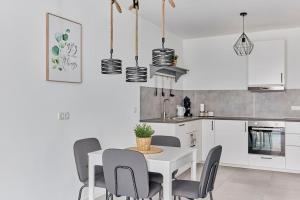 Una cocina blanca con una mesa y sillas blancas. en Zentral und ruhig Netflix Balkon Parkplatz, en Bruchsal